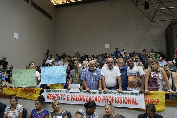 Representantes da Astec acompanharam a votação do PLCE nº 012/16, defendendo a o respeito e a valorização profissional dos técnicos de nível superior do município. (Fotos: Ruvana De Carli/CarliCom)